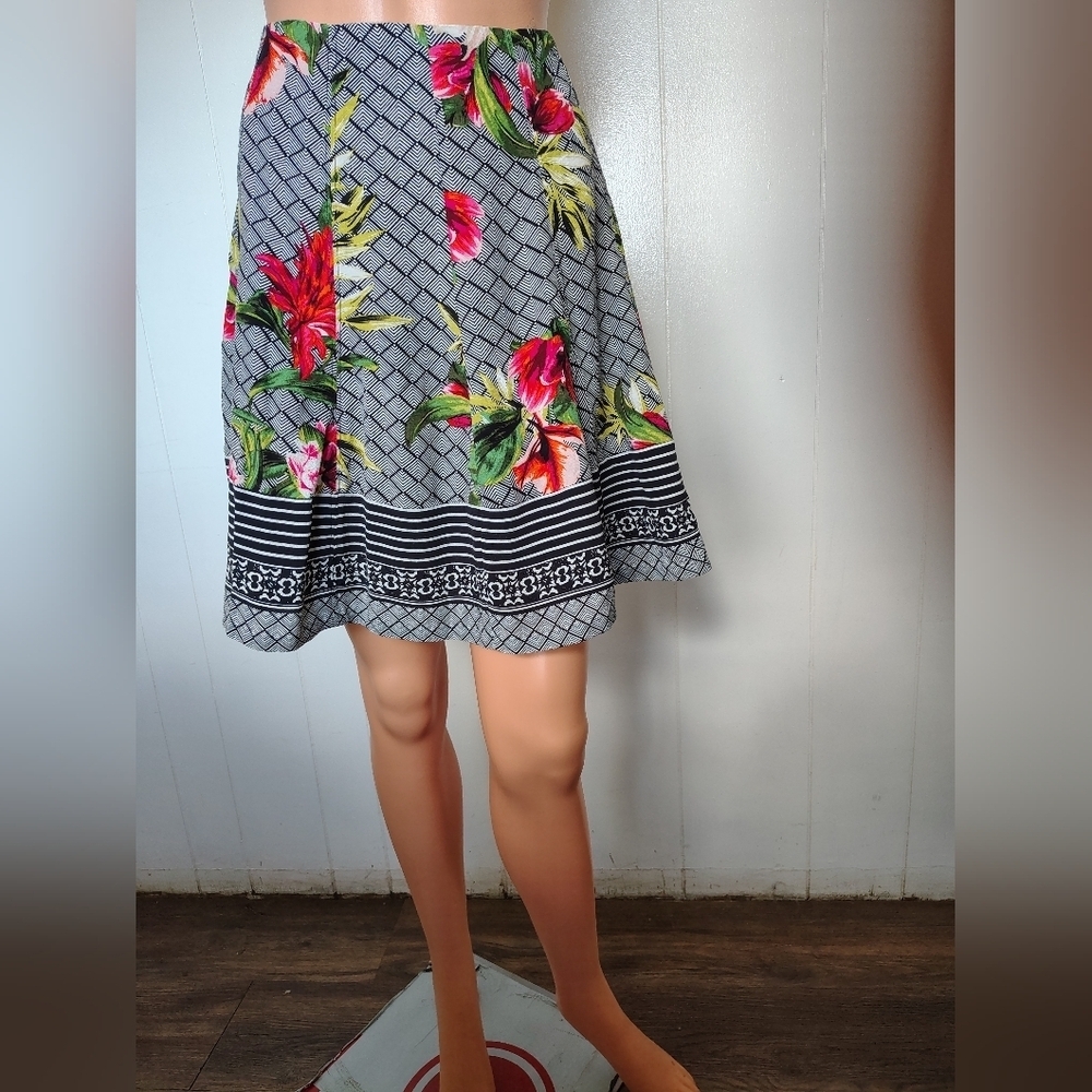 White House Black Market Floral Patterned Women's Skirt Size 4P
